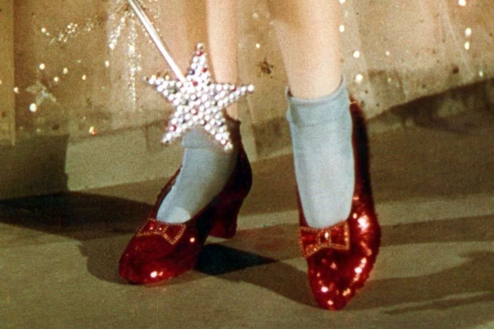 El hombre que robó las zapatillas que usó Judy Garland en 'El Mago de Oz' se libró de la cárcel, pues al parecer le quedan seis meses de vida.