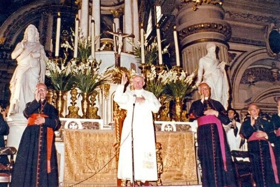En la explanada de la Basílica de Zapopan celebró su primera misa en territorio jalisciense.