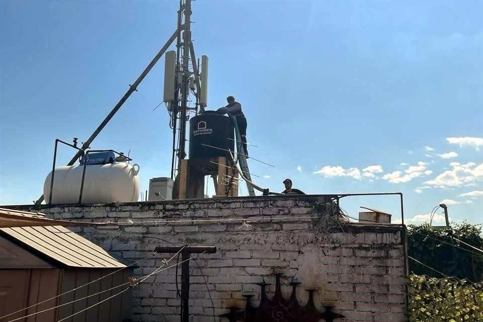 Los pocos piperos que han llegado llenaron de agua un tinaco en la Calle Benito Juárez.