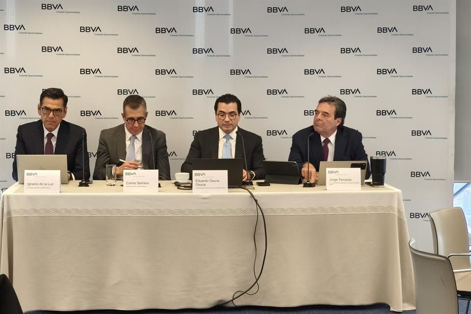 Presentación de resultados de BBVA México con Eduardo Osuna, director general del banco ( tercero de izquierda a derecha).