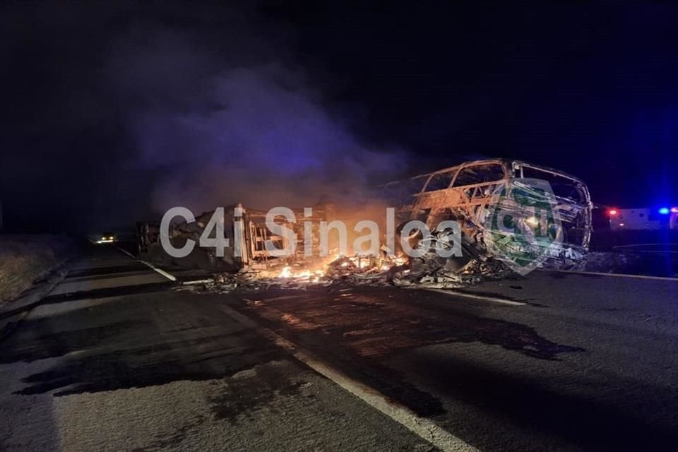 Un choque se registró la madrugada de este martes en la Maxipista Mazatlán - Culiacán y de manera preliminar se reportan al menos 20 personas fallecidas.