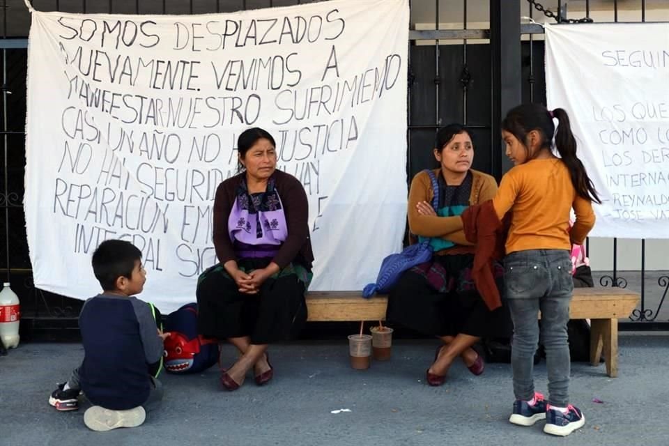 Las personas desplazadas viven en un campamento improvisado en el Municipio de Polhó.