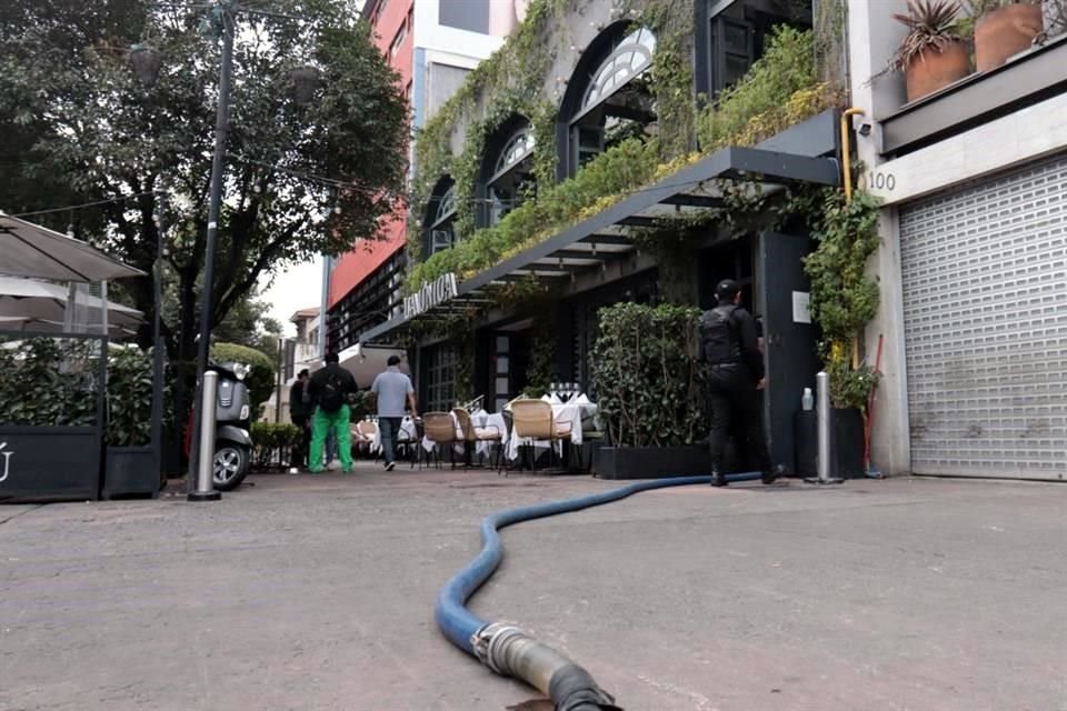 Ante la falta de agua, restaurantes de Polanco recurren a pipas para ofrecer el servicio a sus comensales.