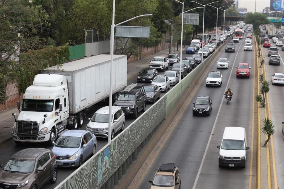 Las filas de vehículos sobre López Mateos son enormes.