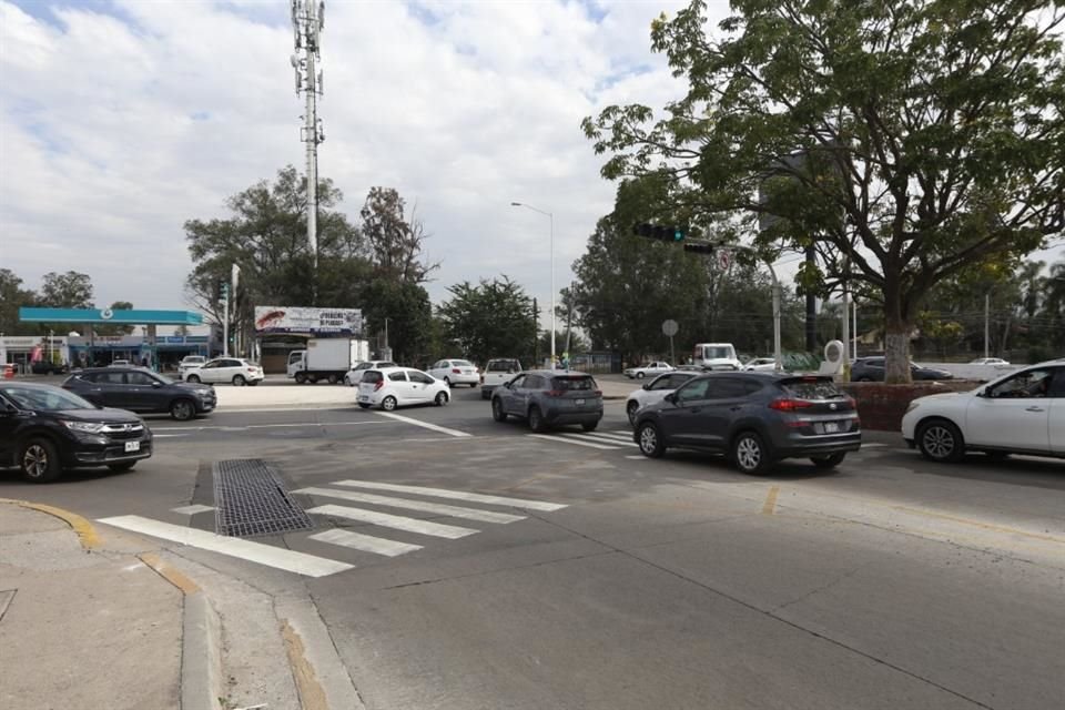 Conductores confundidos llegan a Bulevar Bosques de Santa Anita, causando el atorón vial.