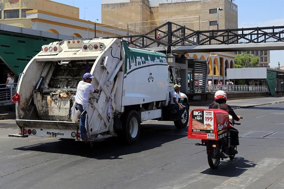 El 94% de los tapatíos depende del camión de la basura para entregar los desechos que genera; aún prevalecen prácticas como quema de desechos.