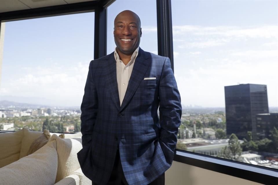 Byron Allen, magnate estadounidense, ofreció 14 mil 300 millones de dólares por Paramount Global; pagará más por la deuda del grupo.