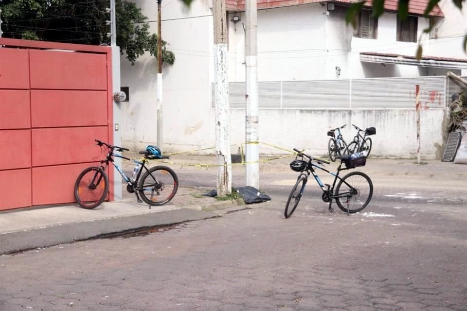 Varios restos óseos fueron encontrados la tarde de este miércoles en un poste donde suele acumularse basura, en la Colonia El Vigía, en Zapopan.