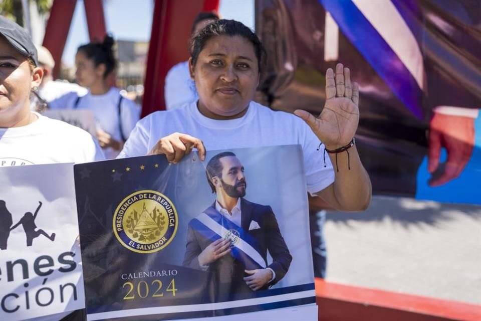 Una seguidora del Presidente salvadoreño, Nayib Bukele, durante un evento de campaña en San Salvador.