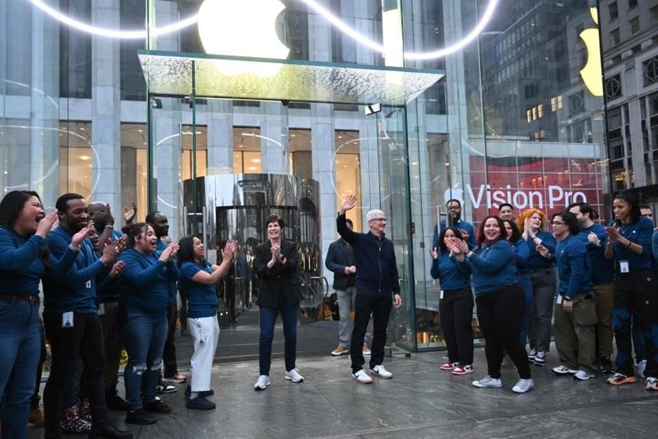 Tim Cook, CEO de Apple, abrió las puertas de la tienda en la Quinta Avenida de NY.