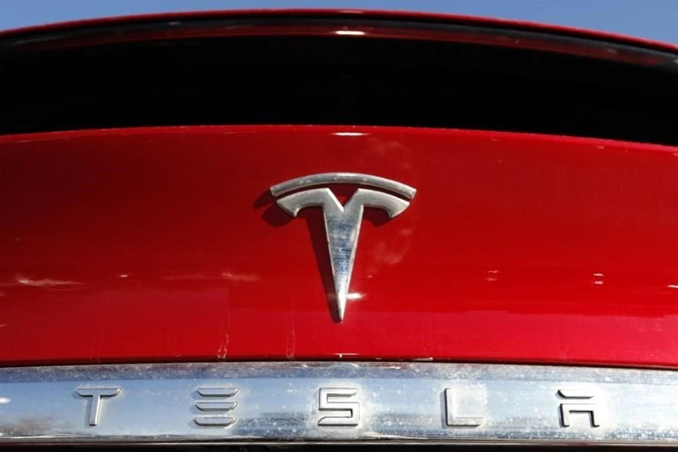 La revisión de Tesla comprende a 2.19 millones de autos vendidos en EU por problemas con las luces de advertencia.