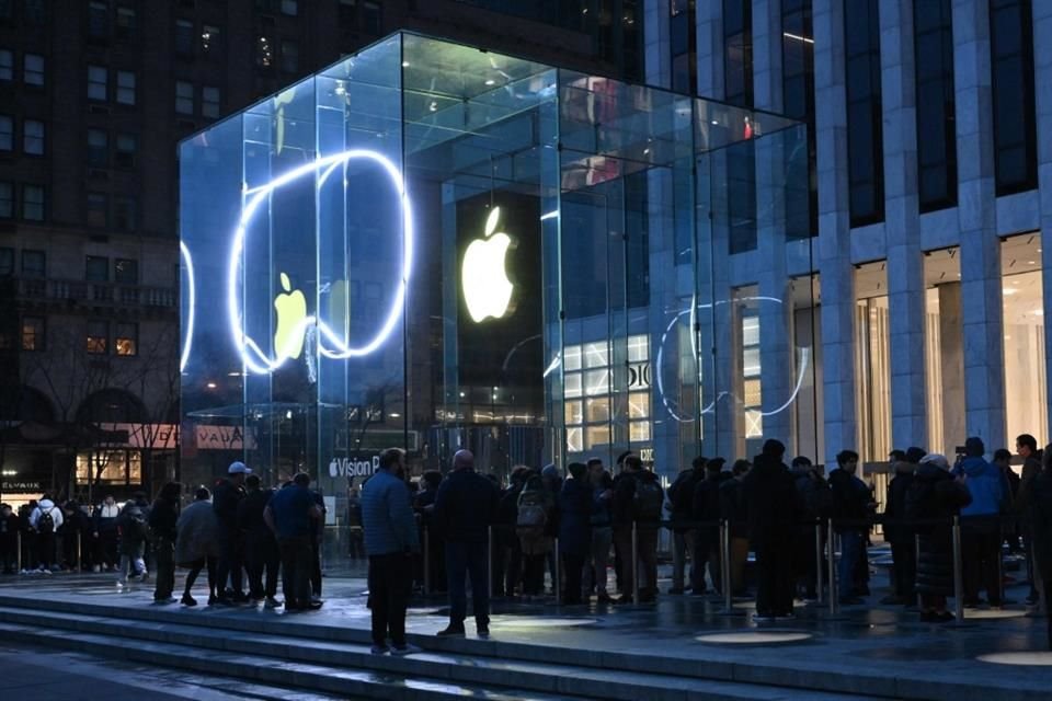 Al menos desde las cinco de la mañana ya había algunos clientes en la Apple Store de la Quinta Avenida.