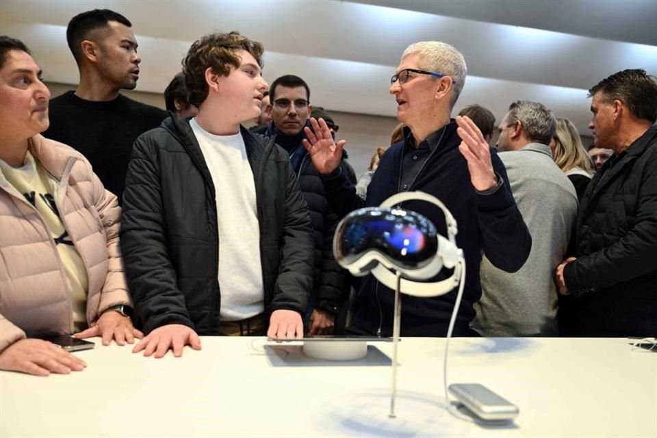 Tim Cook, CEO  de Apple, habla con clientes en el lanzamiento del Vision Pro en la Apple Store en Nueva York.