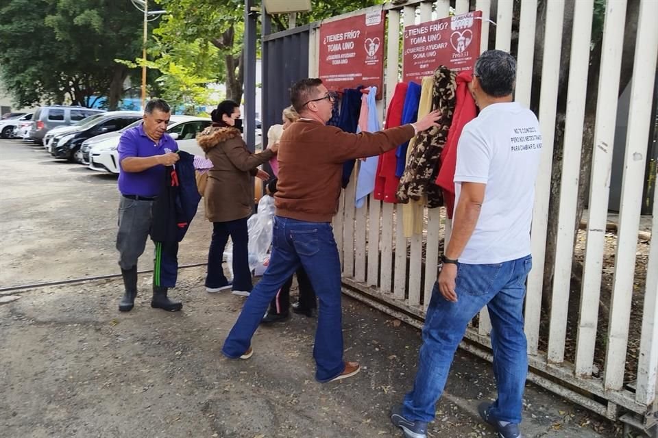Los percheros comunitarios de Proa 31 reparten suéteres, cobijas y despensas por todo Jalisco y otros 14 Estados.