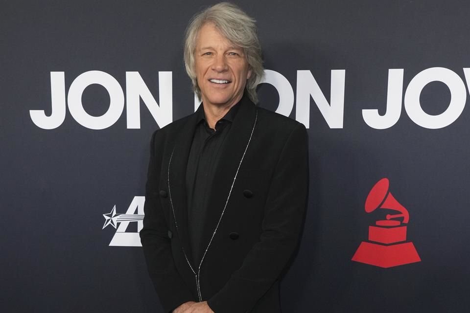 El músico Jon Bon Jovi fue homenajeado este viernes como Persona del Año por su gran carrera artística y por sus obras benéficas.