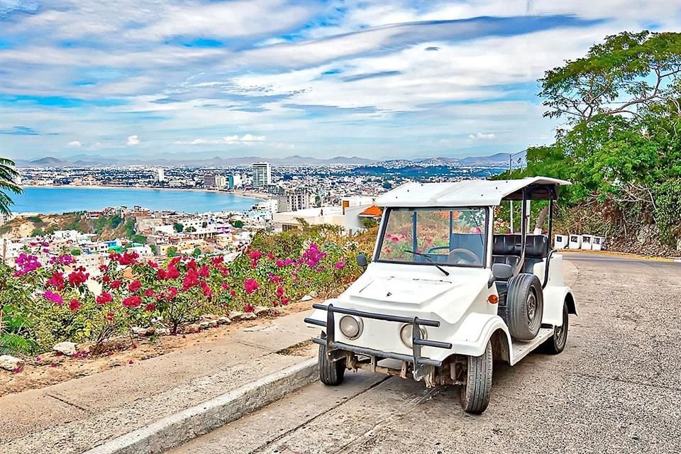 Puedes tomar un tour a bordo de una 'pulmonía', transporte icónico del destino.