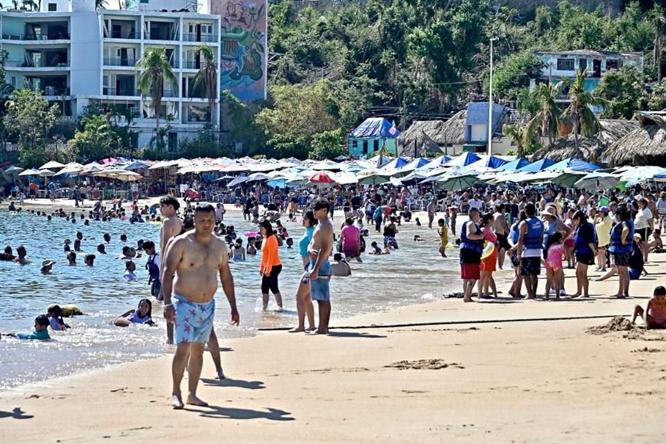 La conectividad aérea nacional de Acapulco se ha recuperado al 80 por ciento, mientras que la internacional continúa interrumpida.