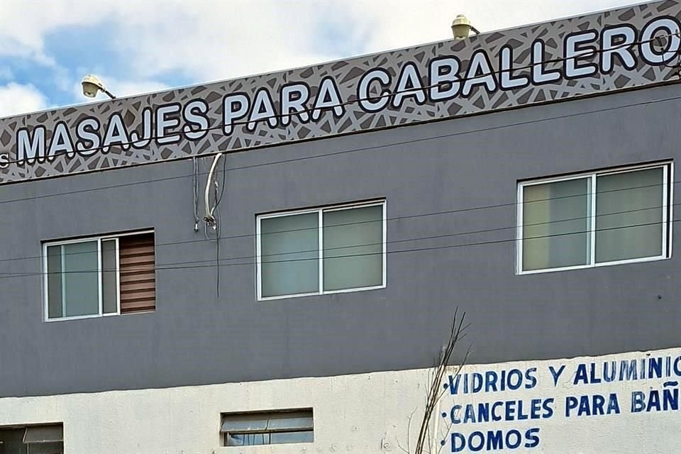 Las estéticas masculinas ofrecen servicios sexuales a la vista, pero no son reguladas porque se 'disfrazan' de spas o masajes.
