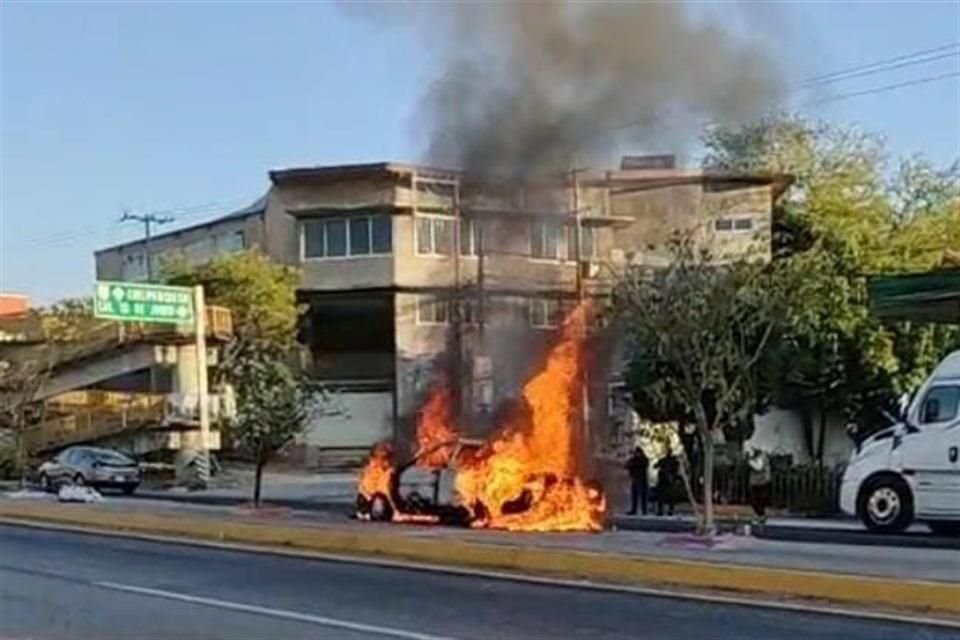 Un taxista fue calcinado dentro de su unidad.