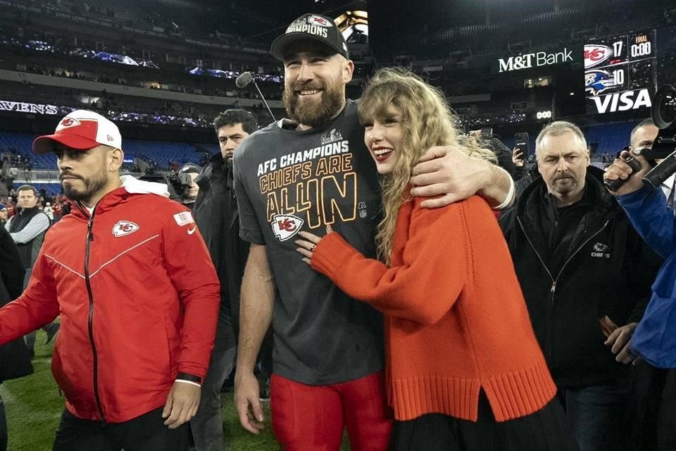 Travis Kelce aplaudió el triunfo de su novia, Taylor Swift, en los Grammys de este año, y compartió que ya escuchó una parte de su nuevo disco.