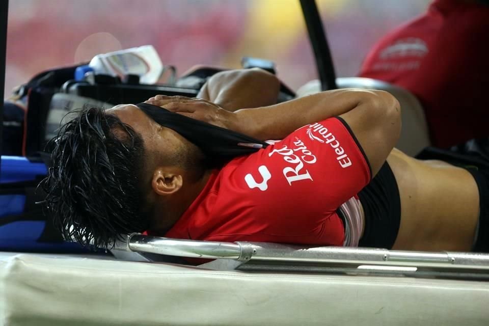 El choque contra Carlos Acevedo en el partido de Altas vs Santos Laguna, le provocó una lesión en la pierna izquierda a Eduardo 'Mudo ' Aguirre.