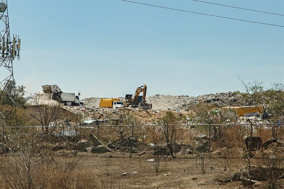 Vecinos y activistas exigen que la basura depositada en el tiradero de Matatlán sea retirada y se hagan acciones de remediación ambiental.