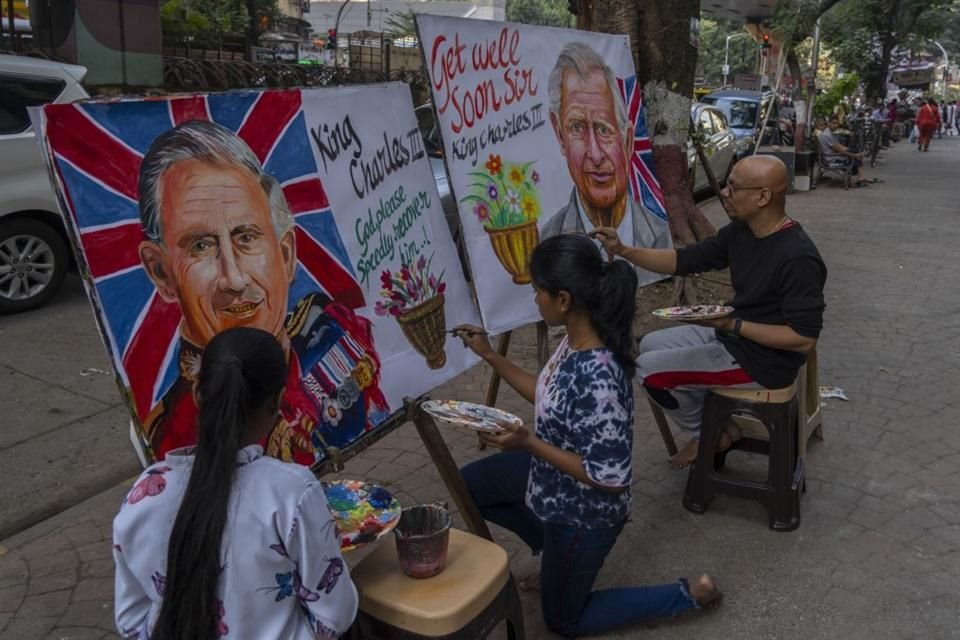 Artistas de la escuela de arte Gurukul hacen pinturas deseando al rey Carlos III de Gran Bretaña una pronta recuperación en Mumbai, India.