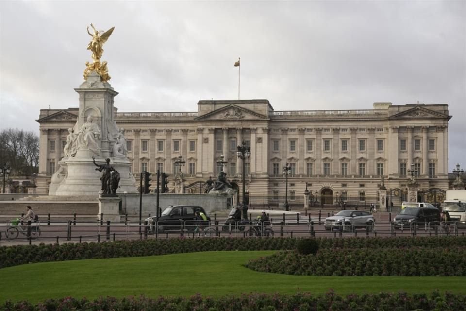 Una vista general del Palacio de Buckingham, una de las residencias oficiales del rey Carlos III, mientras los peatones pasan en Londres