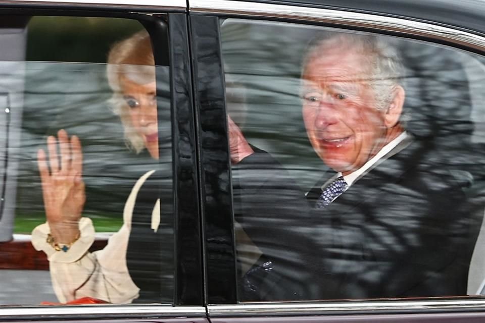 Carlos III y Camila saludan mientras salen en automóvil desde Clarence House.