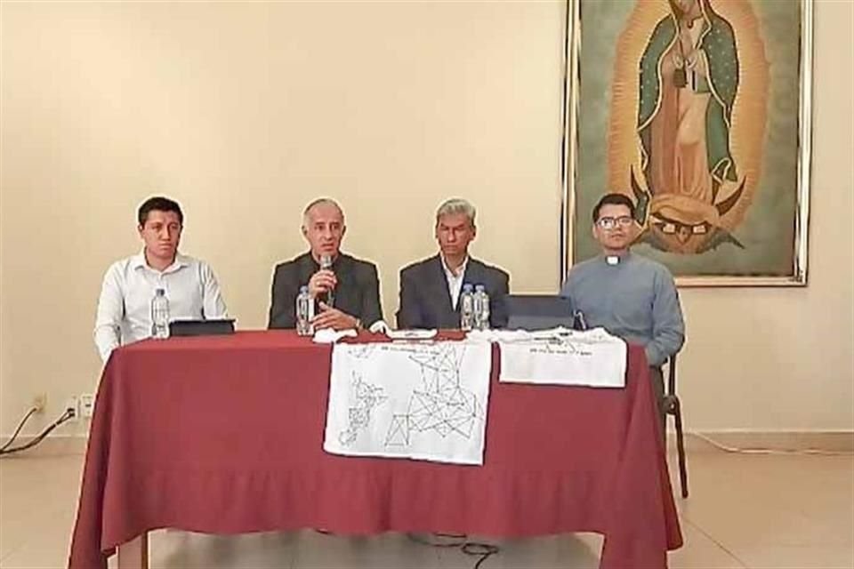 Autlán está de estreno. micrófono), quien fuera Obispo auxiliar en Guadalajara, como titular de su diócesis.