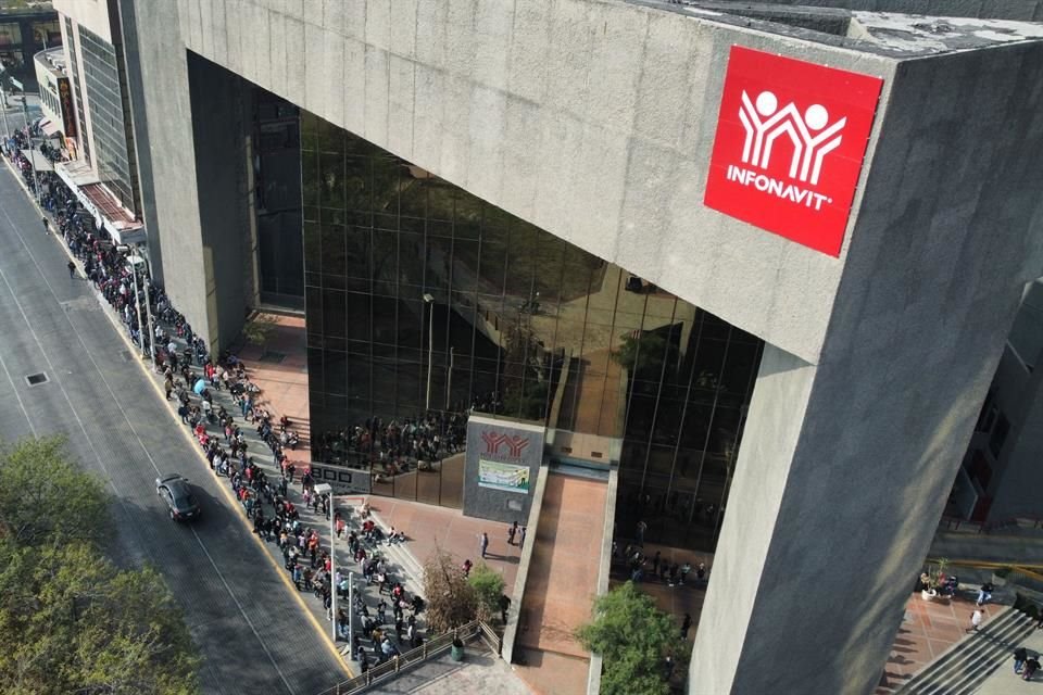 La reforma establece que los descuentos salariales destinados al pago de créditos Infonavit no podrán suspenderse por ausencias o incapacidades, garantizando la continuidad de los pagos y evitando intereses moratorios para los trabajadores.