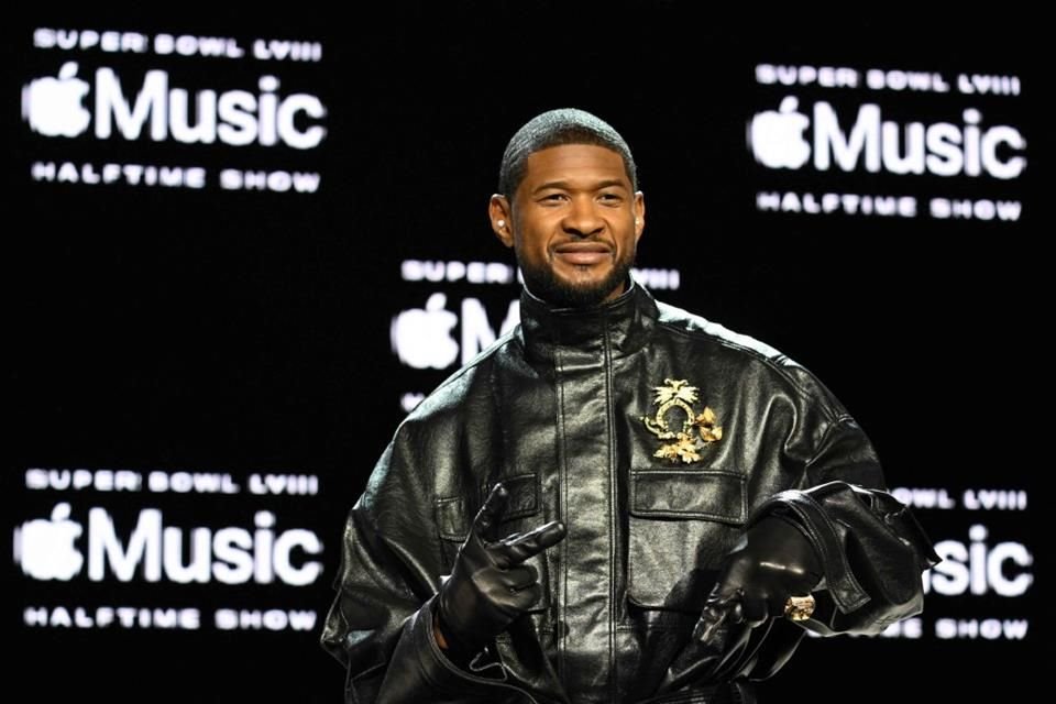 Usher posa durante la conferencia de prensa previa al juego del Super Bowl LVIII. 