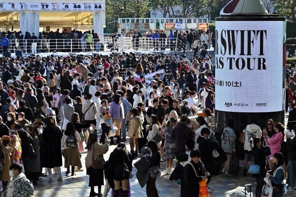 Fans esperan afuera del Tokyo Dome para el concierto de Taylor Swift en Tokio.