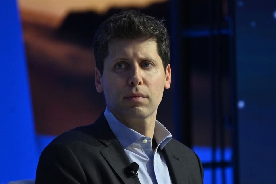 Sam Altman, líder de OpenAI, busca financiamiento para resolver la escasez de chips costosos en el sector.