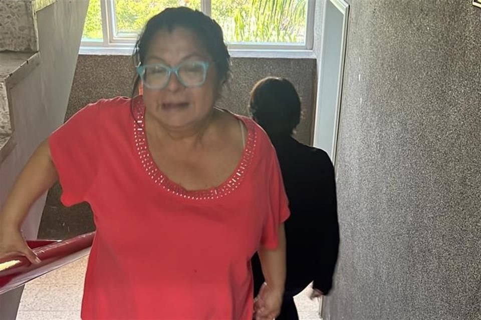 Empleados deben de subir las escaleras para llegar al piso que necesitan.