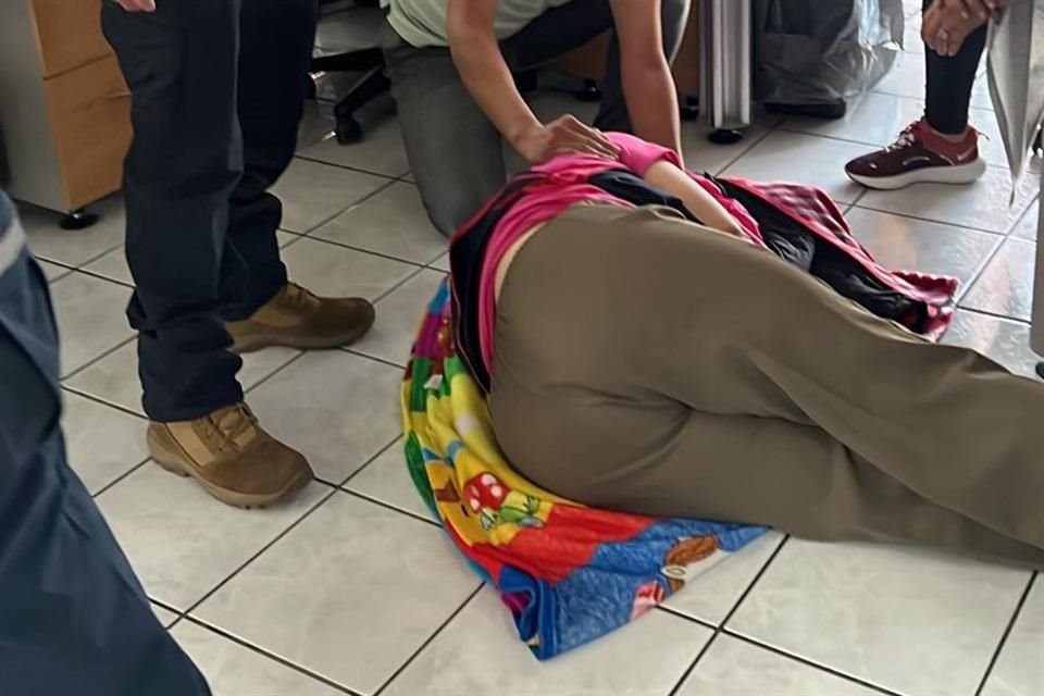 El jueves, una mujer de la tercera edad se desmayó tras subir las escaleras.