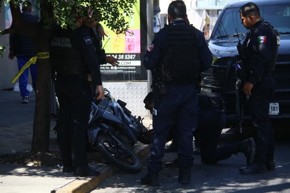 Policías de Guadalajara resultaron heridos luego de que fueran atropellados por su propia patrulla ante una falla mecánica.