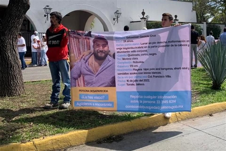 Tras la desaparición de Sebastián Gaxiola Cruz, sus familiares protestaron frente a Casa Jalisco.