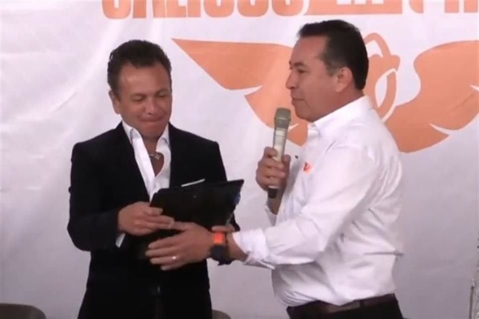 Pablo Lemus se registró como candidato de MC al Gobierno de Jalisco y anticipó una campaña muy dura contra 'el PRI más rancio y corrupto', que 'ahora se ha puestoo chaleco guinda'.