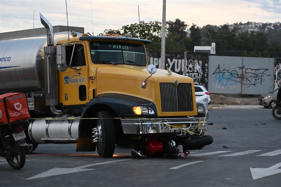 La motocicleta de la víctima terminó unos diez metros adelante de donde sucedió el impacto y la muerte, debajo de un tráiler que iba pasando y la arrastró.