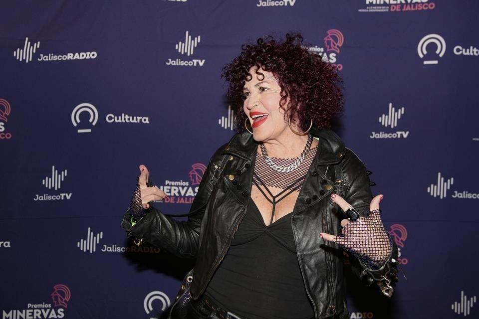 Kenny Avilés en la alfombra roja de los Premios Minerva.
