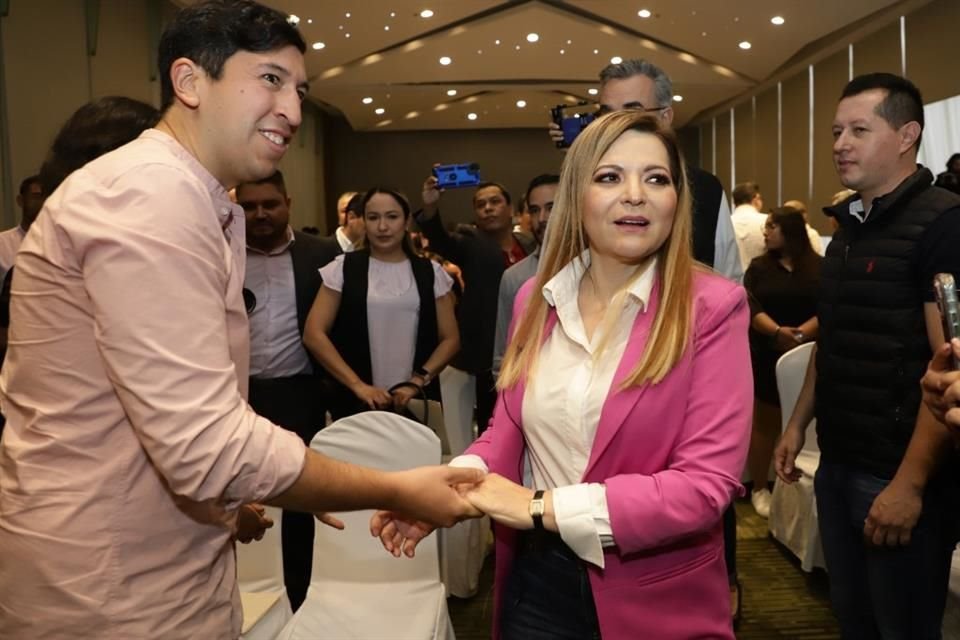 Pedro Kumamoto y Claudia Delgadillo se reunieron en la entrega de constancias de Futuro a sus candidatos.