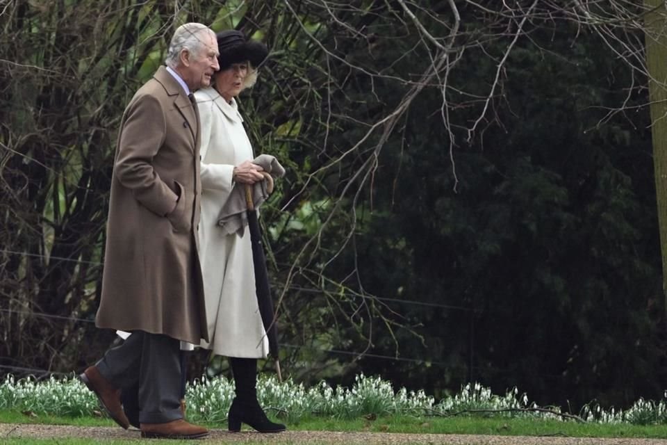 Cada vez más cerca, el Rey Carlos III se mostró enfocado para dirigirse a la iglesia, sin pausa alguna en su caminata.