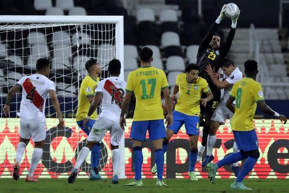 Ederson tuvo poco trabajo, pero respondió cuando se le necesitó.