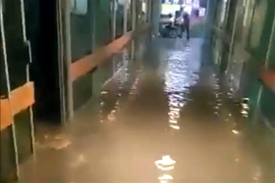 Algunos de los pasillos lucen repletos de aguas negras.