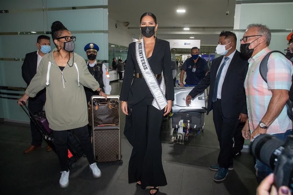 Andrea Meza llegó a la Ciudad de México tras su triunfo en Miss Universo; dijo que le gustaría charlar con el Presidente Andrés Manuel López Obrador sobre violencia de género.