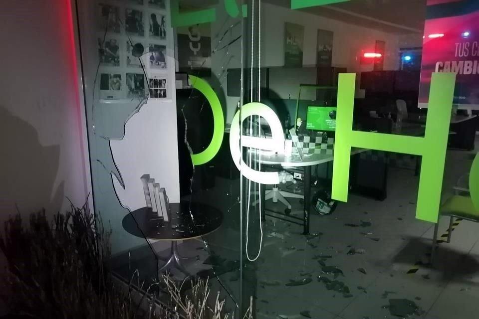 Al llegar, la policía se percató de que uno de los ventanales del lugar estaba quebrado, al igual que el cristal de una de las cajas.
