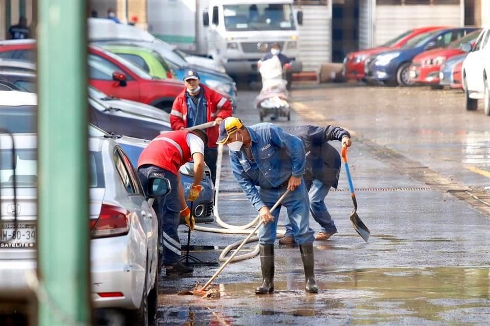 Autoridades encargadas del sistema de agua del Valle de México aseguraron que las alcantarillas de Atizapán se desbordaron por la cantidad de agua de lluvia que entró.