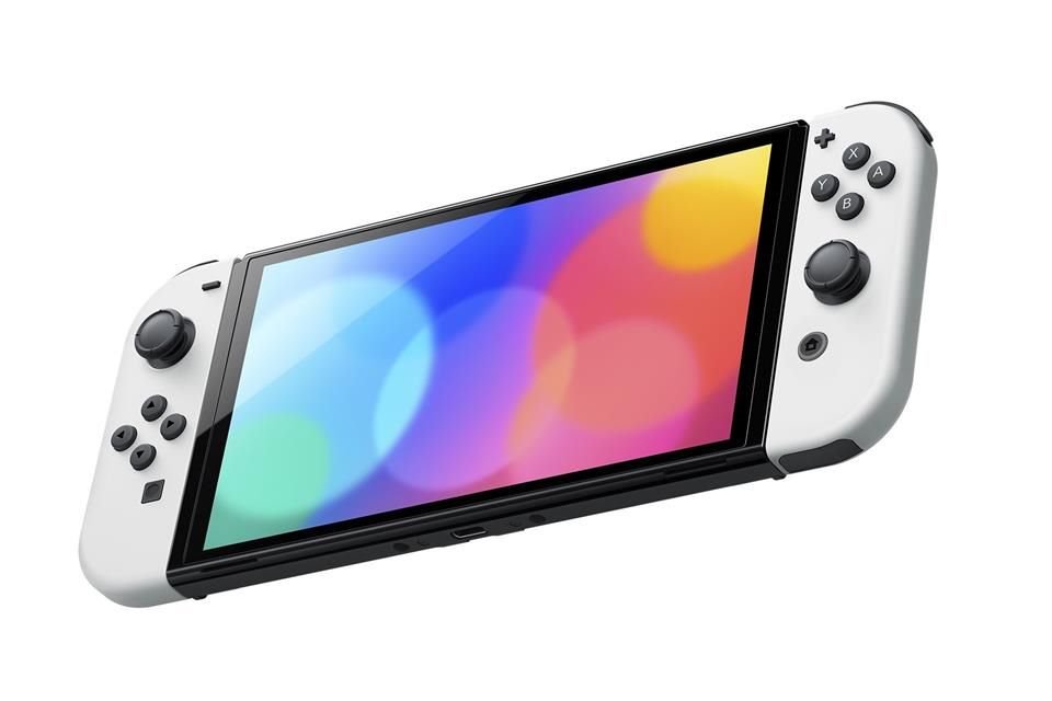 Ya que el cuerpo de la consola mantiene las proporciones del modelo estándar al reducir los biseles para ampliar la pantalla, la Nintendo Switch OLED es compatible con los controles Joy-Con.