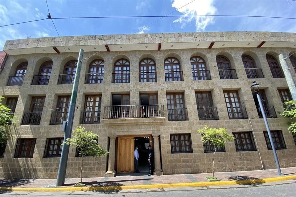 Autorizan al Congreso la adquisición de una puerta metálica que será colocada en el acceso de Calle Independencia del Palacio Legislativo, cuyo costo será superior a 94 mil pesos